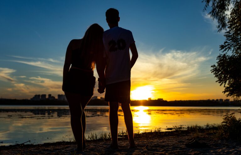 Romantic Love Story photo session at sunset with Inna Ivanova – a loving couple poses against the backdrop of a golden sunset, creating warm and tender tones in the photograph.